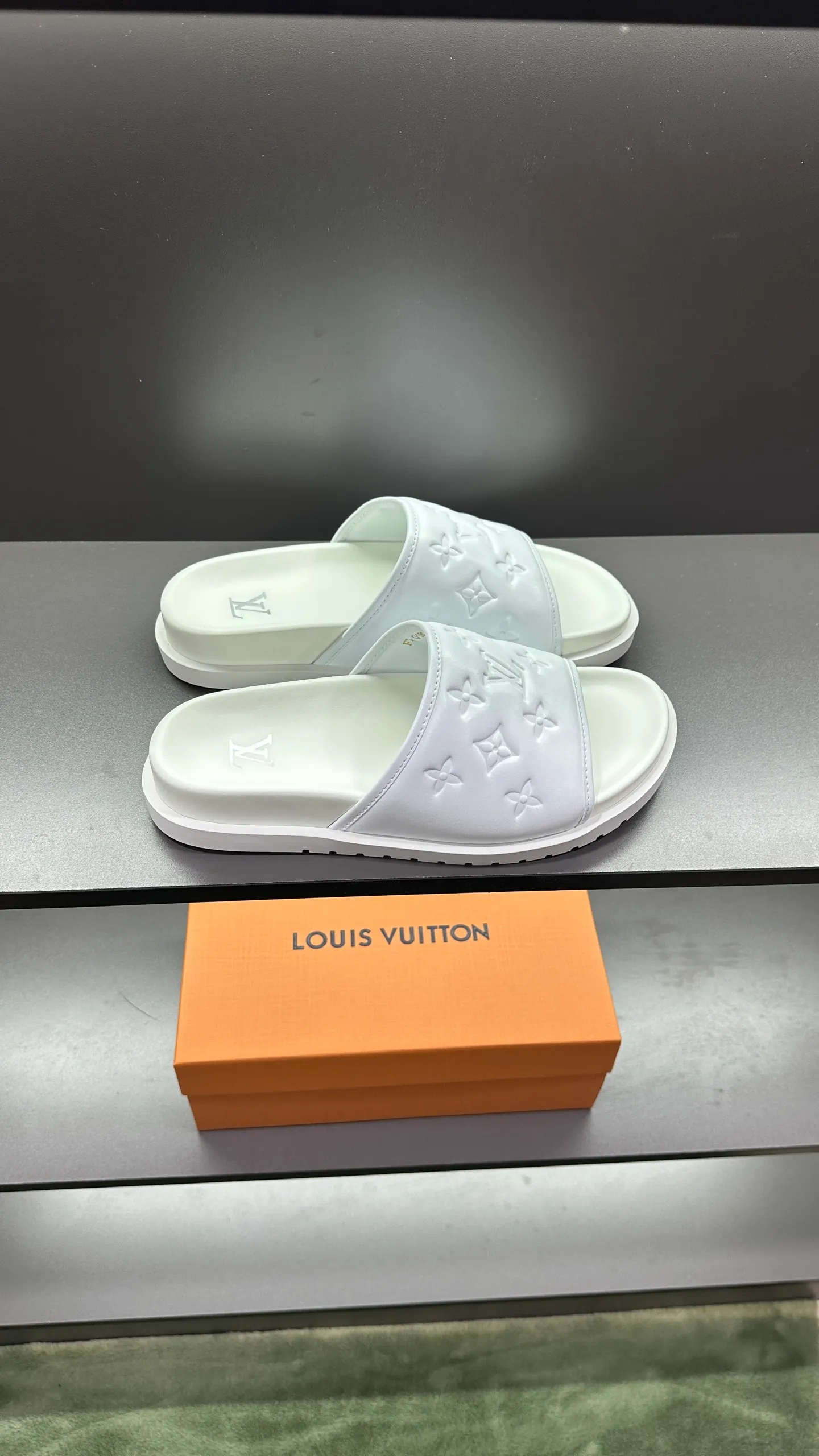 [L Home] P: 300💰Size: 38-45 Top purchasing lv men's summer slippers, classic presbyopia with soft real leather lining, unique color splicing effect, distinctive personality, fashionable and trendy essential style, light and comfortable. Lightweight and tough rubber insole, micro ridged foam outsole, super comfortable!